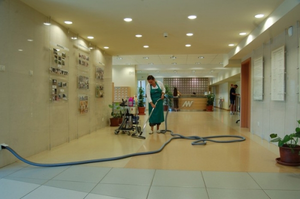 Instalacje centralnego odkurzacza w hotelach i biurowcach — dlaczego to się opłaca?